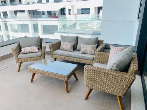 eine Terrasse mit 2 Stühlen und einem Tisch auf dem Balkon in der Unterkunft Sea view luxury new apartment Marbella Port in Marbella