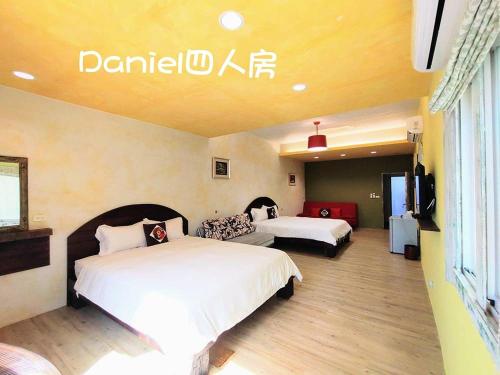 a hotel room with two beds and a tv at Mamamia Homestay in Hengchun