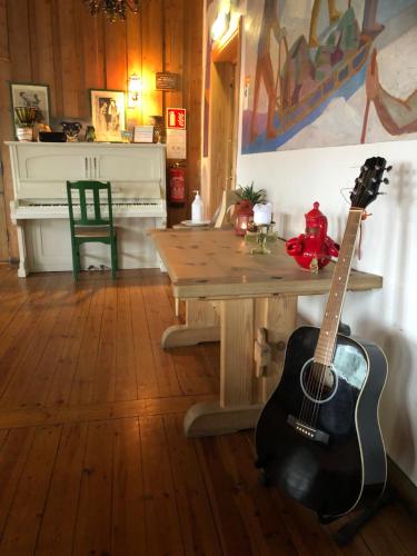 a guitar sitting on a table in a living room at Voss Mountain Lodge in Mjølfjell