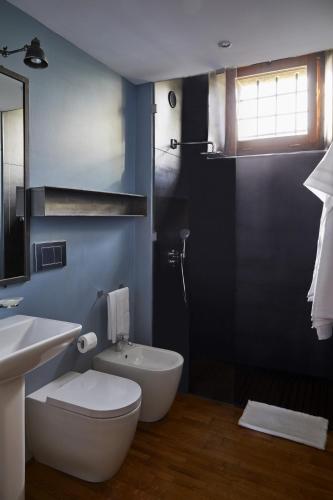 a bathroom with a toilet and a sink and a shower at Borgo San Gregorio in Sorbo Serpico