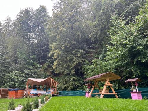 Taman di luar Sound of Nature Tismana