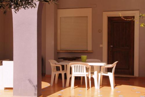 a table and chairs in a kitchen with a window at Villa Margot in Agropoli