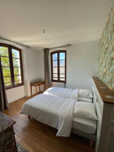 - une chambre avec un lit blanc et 2 fenêtres dans l'établissement Gîte de Myans, à Myans