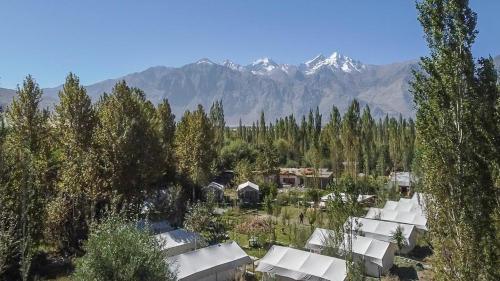 una vista aerea di un resort con montagne sullo sfondo di Saser Camp a Valle di Nubra