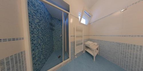 ein Bad mit einer Dusche, einem WC und einem Waschbecken in der Unterkunft Ampio monolocale in villa con giardino in Ischia