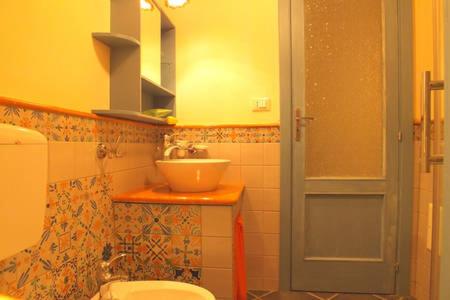y baño con lavabo y aseo. en Agata di Mare, en SantʼAgata di Militello