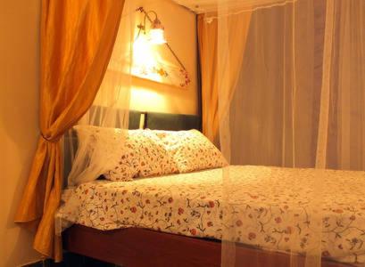 1 dormitorio con 1 cama con lámpara. en Agata di Mare, en SantʼAgata di Militello