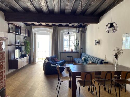 a living room with a couch and a table at Marktplatz-Residenz - 110 m vom Traunsee in Gmunden