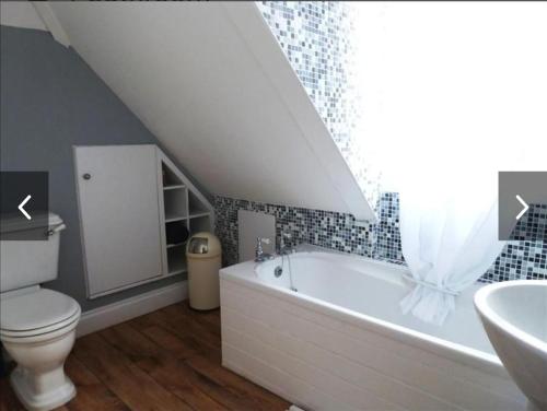 A bathroom at Leylands - Perfect location near town and beach