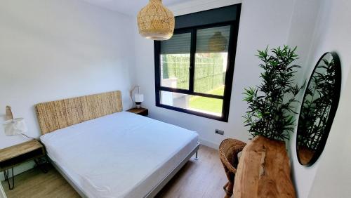 Krevet ili kreveti u jedinici u objektu Apartamento diseño con jardín privado a 100 metros del mar