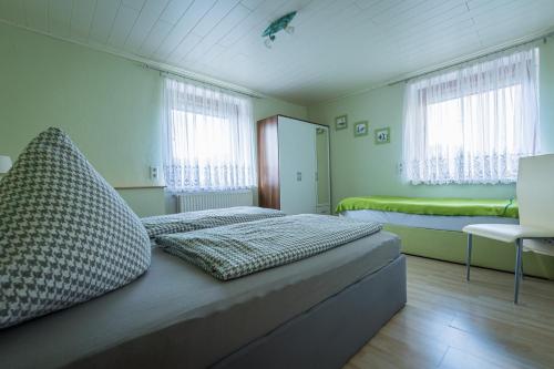 アンベルク・ブッフホルツにあるFerienwohnung am Stadtrandのベッドルーム1室(ベッド1台、窓2つ付)