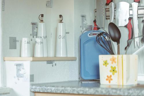 una valigia blu seduta su un bancone in cucina di Ferienwohnung am Stadtrand a Annaberg-Buchholz