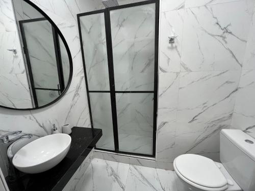 Baño blanco con lavabo y espejo en PATAGONIA FLAT en Esquel