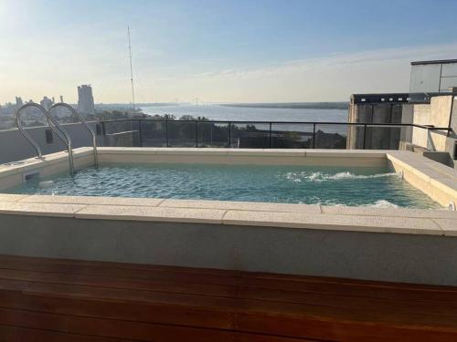 a hot tub on the roof of a building at Studio en Puerto Norte 4 personas p3 in Rosario