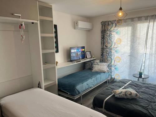 - une petite chambre avec 2 lits et une fenêtre dans l'établissement Studio en Puerto Norte 4 personas p3, à Rosario