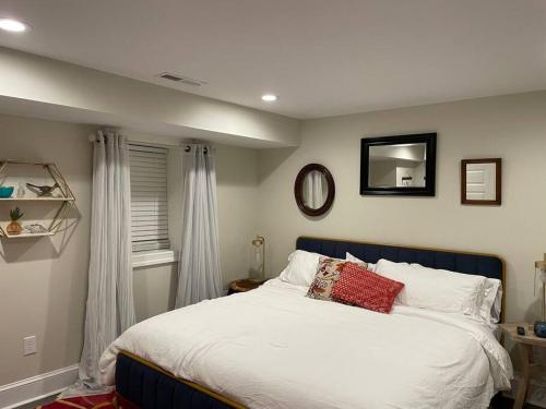 Postel nebo postele na pokoji v ubytování The Revival Room: Historic Staunton