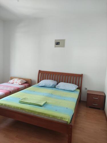 Säng eller sängar i ett rum på Apartments Vukasović