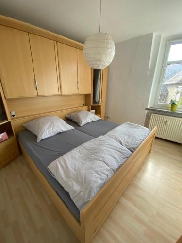 Postel nebo postele na pokoji v ubytování Geräumige Ferienwohnung im Grünen