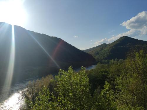 uma vista para um rio com montanhas ao fundo em Drinski pogled em Bajina Bašta