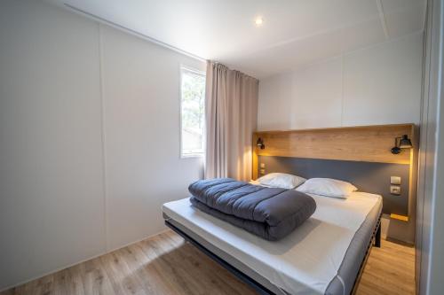 Voodi või voodid majutusasutuse Camping Les Genêts toas