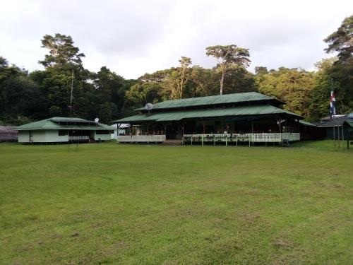 un edificio con techo verde en un campo en Corcovado Guide House en Barrigones