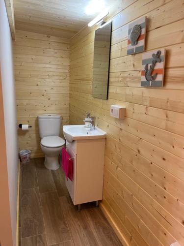 La salle de bains en bois est pourvue de toilettes et d'un lavabo. dans l'établissement Casa Rural con Encanto CABAÑA EL SALSE, 