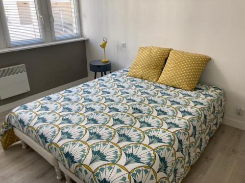 une chambre avec un lit avec une couette bleue et blanche dans l'établissement Appartement Bayonne-Adour, 3 pièces, 6 personnes., à Bayonne