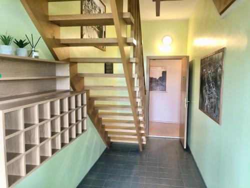 un pasillo con escaleras de madera en una casa en Cozy space with a workplace, en Võru