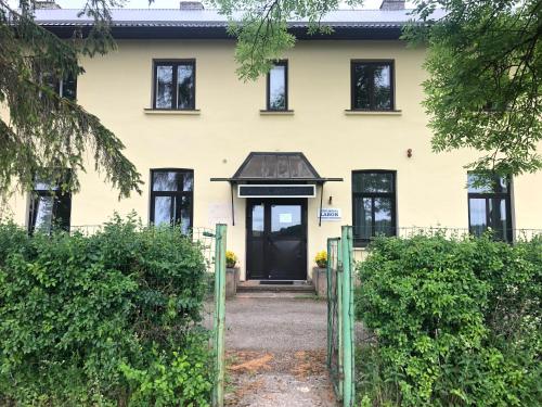 una casa con una puerta negra delante de ella en Cozy space with a workplace, en Võru