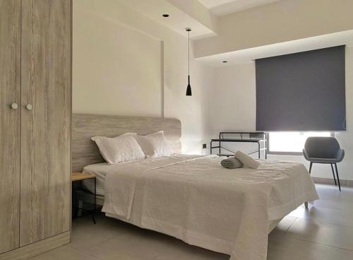 a bedroom with a bed and a desk and a chair at Luxurious 1 bedroom space in Accra