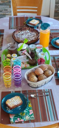 une table garnie d'assiettes de nourriture et de boissons dans l'établissement L'Arche d' Engel, à Courpière