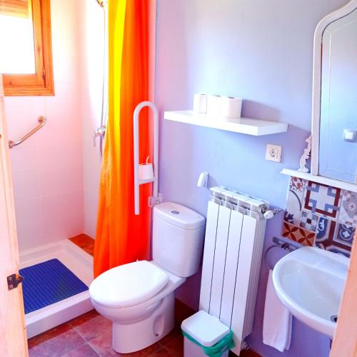 a small bathroom with a toilet and a sink at Casa de Antonio MURCHANTE in Murchante
