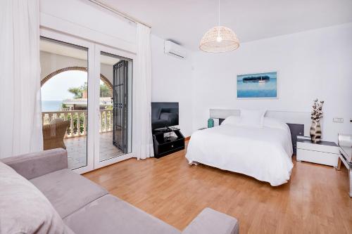 Postel nebo postele na pokoji v ubytování BHost - Villa Sunrise