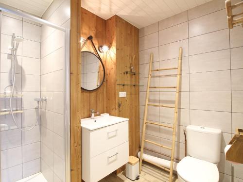 une salle de bain avec toilettes, lavabo et miroir dans l'établissement Appartement T3 cosy avec WiFi, proche centre, Thermes & commodités, capacité 6 pers. - FR-1-608-214, à Le Mont-Dore
