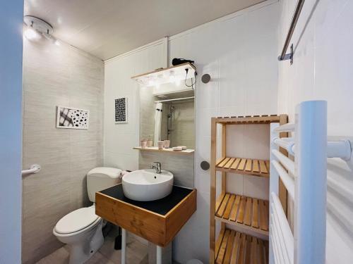 une salle de bain avec un lavabo et des toilettes dans l'établissement Charmant T2 avec WIFI au cœur du Mont-Dore, proche Thermes, idéal pour 5 pers. et petit chien - FR-1-608-221, à Le Mont-Dore