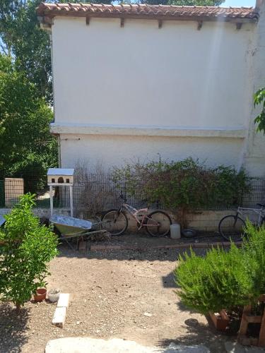 Κήπος έξω από το Το Μικρό Σπίτι στη Φάρμα!