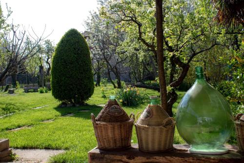 a green glass vase and baskets on a table at Villa Delbia - Il Sogno in Candelo