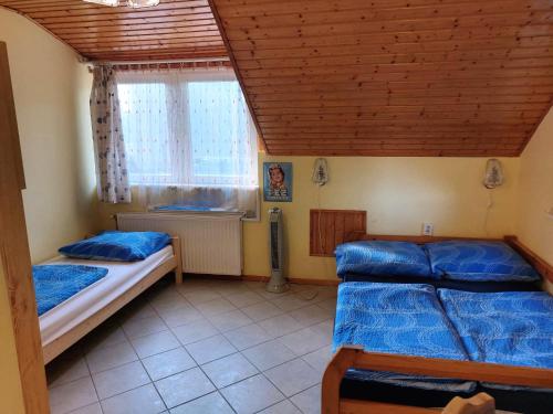 Postel nebo postele na pokoji v ubytování Széplak apartman