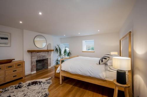 En eller flere senger på et rom på Spacious & Stylish StoneHous Cottage