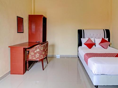 Tempat tidur dalam kamar di OYO 90945 Arizon Kost