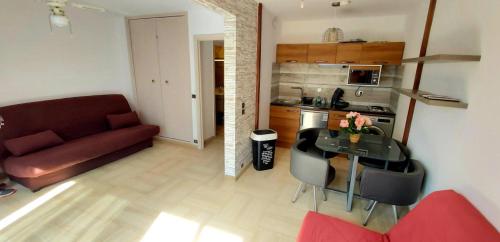 un salon avec un canapé et une table dans l'établissement Vacances piscine à HYERES LES PALMIERS 1er etage, à Hyères