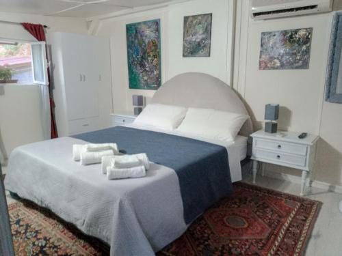 a bedroom with a bed with two towels on it at Green Cottage in Agrigento