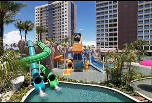 een waterpark met een waterglijbaan in een resort bij Salinas Premium Resort in Salinópolis