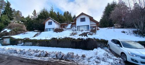 un coche aparcado frente a una casa en la nieve en Mi sueño, en San Carlos de Bariloche