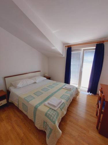 Apartment house Helena Primošten