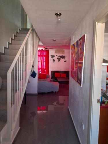 pasillo con escalera y sala de estar en Espacioso Duplex en Sevilla