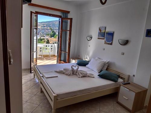 una camera da letto con un letto grande con vista di Villa Dora Studios a Mpatsi (Batsi)