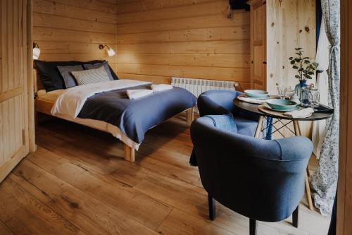 - une chambre avec un lit, une table et des chaises dans l'établissement Willa Nad Potokiem, à Czarny Dunajec