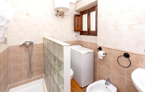 y baño con ducha, aseo y lavamanos. en 2 bedrooms house with private pool enclosed garden and wifi at Montefrio, en Montefrío