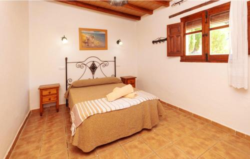 1 dormitorio con cama y ventana en 2 bedrooms house with private pool enclosed garden and wifi at Montefrio, en Montefrío
